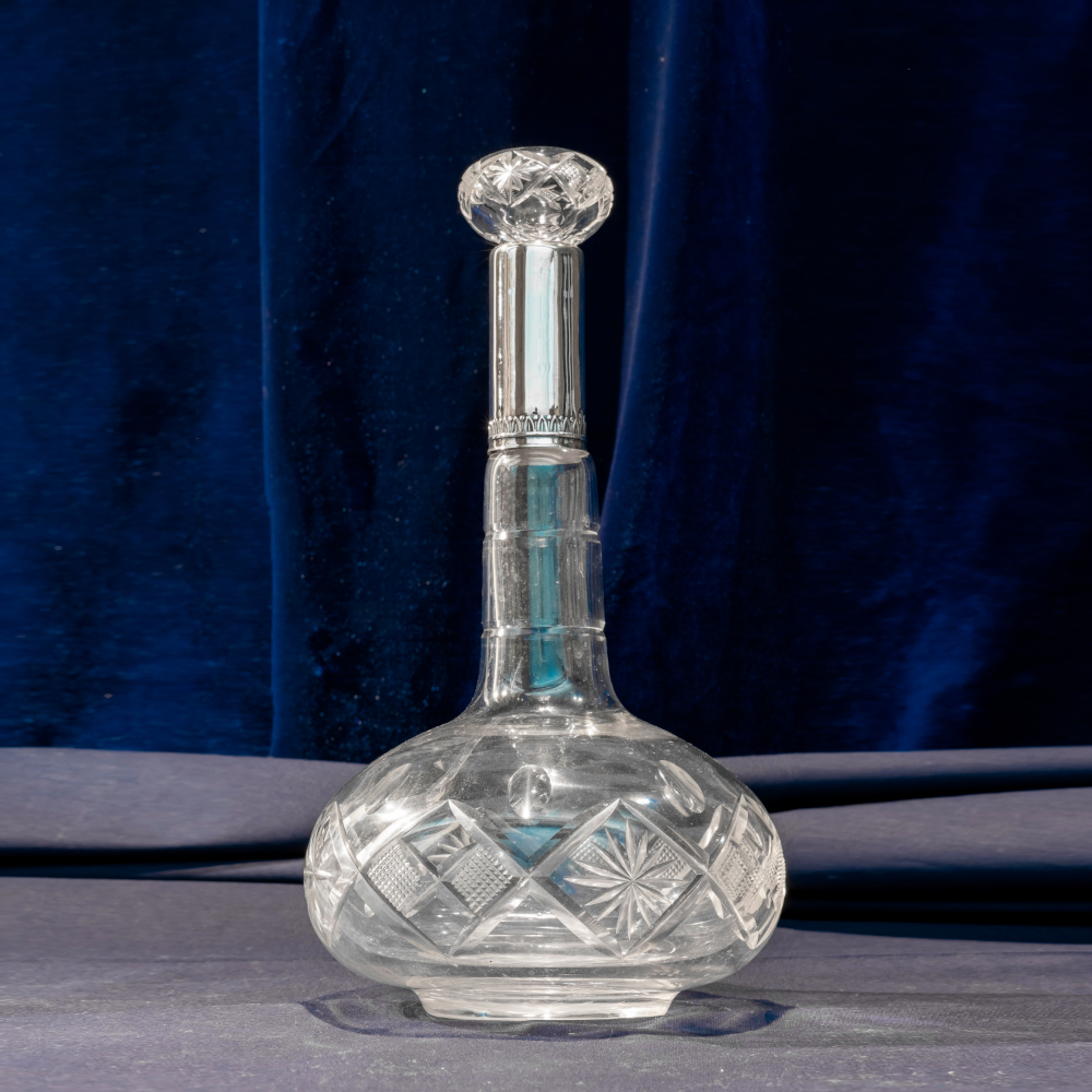 Bottiglia in cristallo molato e argento